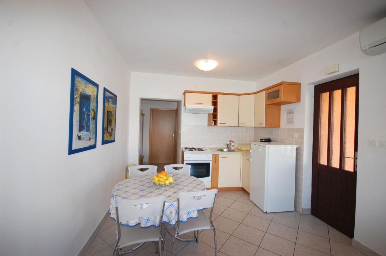 Apartments Andrea By El-Pi Tours Njivice Bagian luar foto