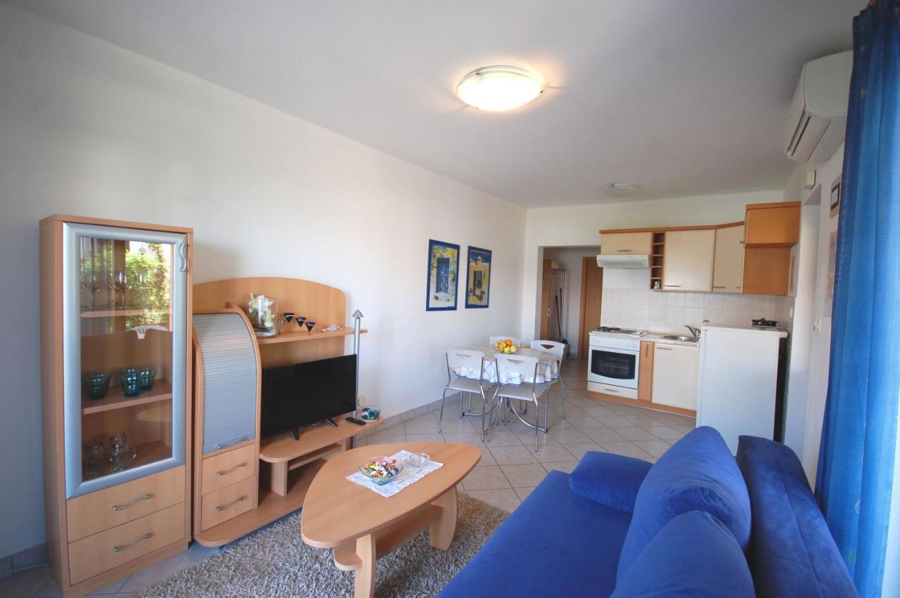 Apartments Andrea By El-Pi Tours Njivice Bagian luar foto