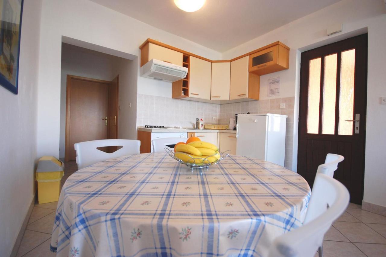 Apartments Andrea By El-Pi Tours Njivice Bagian luar foto