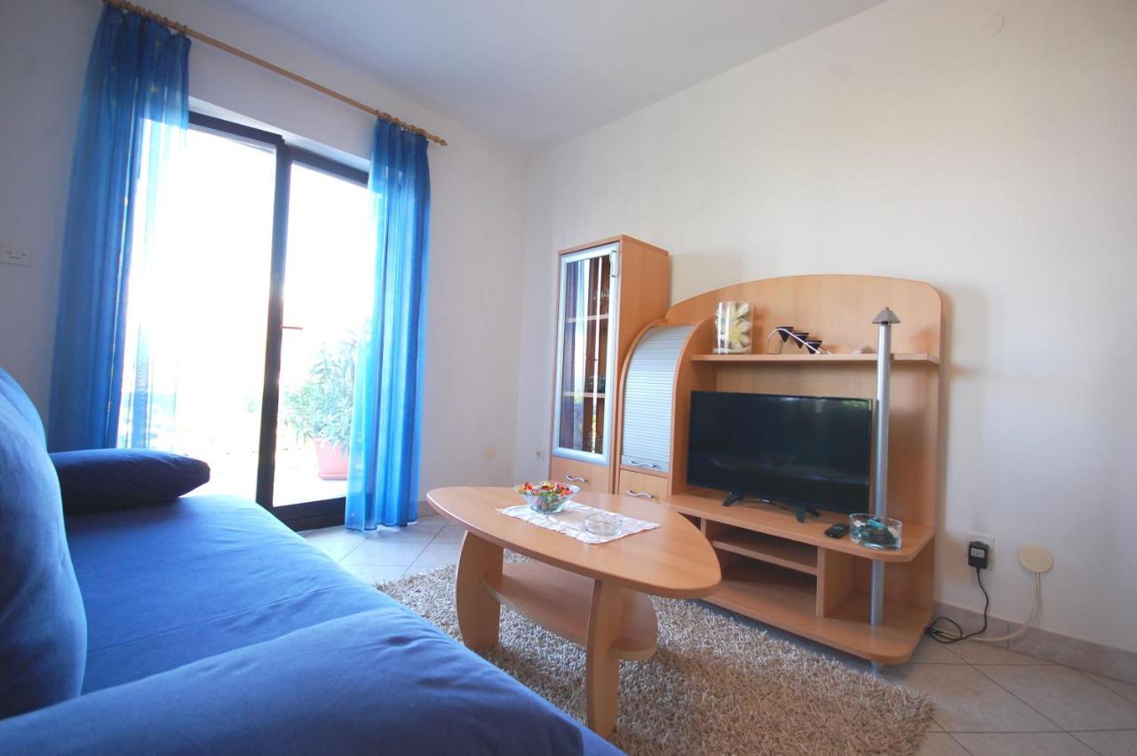 Apartments Andrea By El-Pi Tours Njivice Bagian luar foto