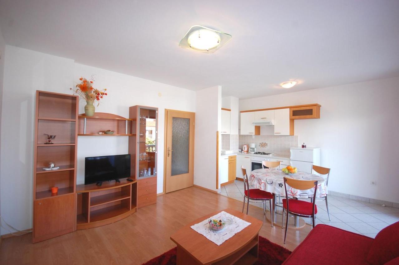 Apartments Andrea By El-Pi Tours Njivice Bagian luar foto